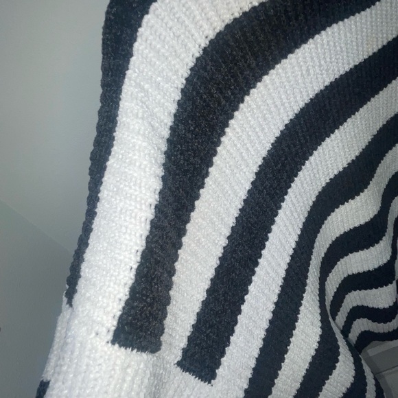 Soft velvet striped sweater amazing condition - Picture 4 of 5